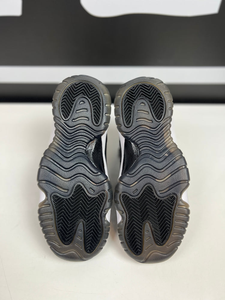 
                  
                    Load image into Gallery viewer, (DS) Jordan 11 Retro Heiress Black Stingray Sz 3.5Y/5W
                  
                